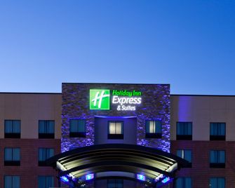 Holiday Inn Express & Suites Fort Dodge By IHG - Fort Dodge - Building
