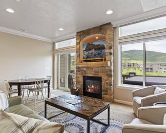 Beautiful Huntsville Vacation Rental 10 Mins from Snowbasin LS40 - Huntsville - Living room