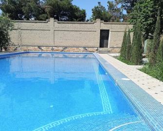 May Weather Resort - Bujara - Piscina