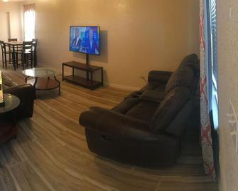 Denis Temporary Housing 3 Bedrooms Apt- D - Killeen - Living room