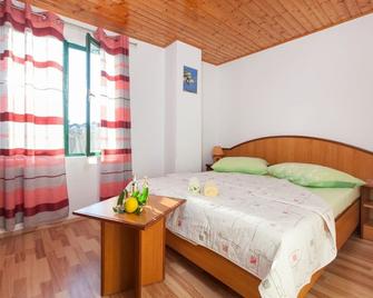 Holiday home Sweet Shelter with jacuzzi - Zivogosce - Habitación