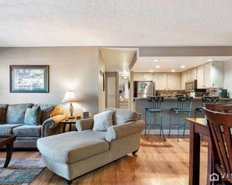 Giant Steps #43 W Hot Tub, Sauna, And Game Room! - Brian Head - Living room