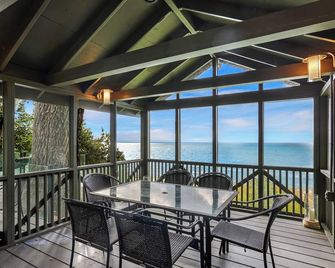 Luxury Lakefront Property On Private Beach With Stunning Lake Views And Sunsets - Union Pier - Balcony