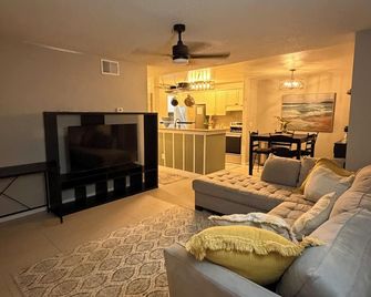 Modern 2BR/2BA Orlando Condo/10 minutes to Universal/30 minutes Disney - Orlando - Living room