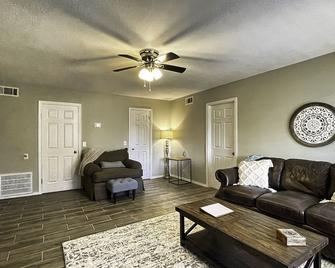 Newly remodel home 2BD/2BATH, 15min to dwtn Tulsa. - Owasso - Living room