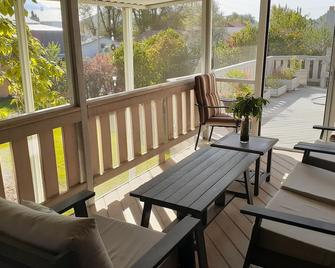 Spacious Two Bedroom Suite an Hour's Drive from Eight Ski Resorts - West Jordan - Balcón