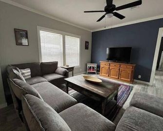 Cedar Ranch House Rental - Bandera - Salon