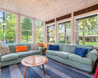 Amazing riverfront retreat with firepit, patio, W/D, & great views - Honor