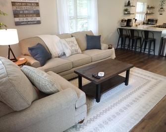 Cozy Lake & Ski Home For Family Of 5 - Bring Your Dog! - Craryville - Sala de estar