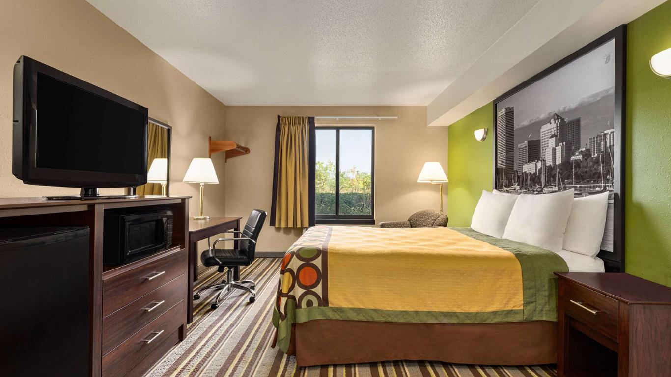 Super 8 by Wyndham Germantown/Milwaukee