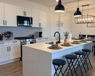 Brand New 3BD Townhome in Gated Lagoon Community - Dayton - Cocina