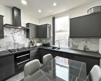 Elegant & Stylish 6br Family Home - Manchester - Kitchen
