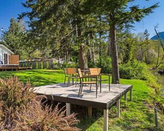 Gold Bar Basecamp – Modern and spacious riverfront home w/ hot tub - Gold Bar - Patio