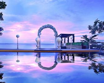 Golden Tulip Balikpapan Hotel & Suites - Balikpapan - Pool