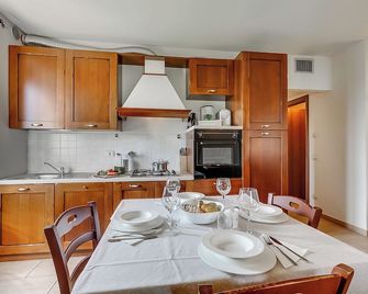 Agriturismo Cascina Crocelle - Lake View and Heated Pool - Padenghe sul Garda