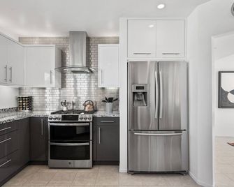 Beautiful Mid-Century Modern Home in Deepwell - Palm Springs - Cocina