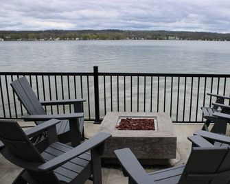 Flx Retreats Conesus Condos-Apt C - Geneseo - Balcón