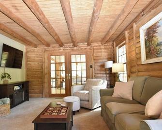 Escape to Nature at Wales Family Cabin - Saint Michaels - Living room