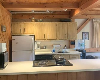 Cozy 2 Bedroom/1 Bath Birchwood III Condo - Ski In/Ski Out - Amazing Location! - Carrabassett Valley - Kitchen