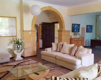 Stunning Private Villa - Beautiful Gardens & Pool - Lápithos - Вітальня