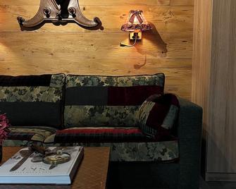 Small but Cosy Chalet With Great Views on Walking Distance From Gstaad Promenade - Saanen - Living room