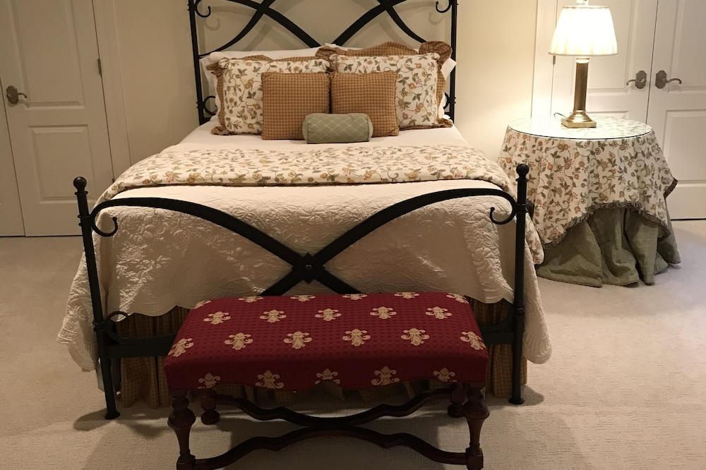English Basement Apartment W/Private Entrance