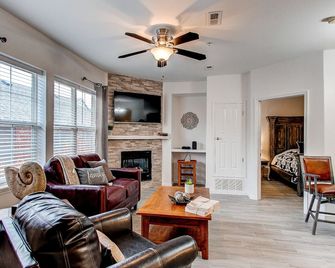 Welcoming and Wonderful Main Floor Condo - Aurora - Sala de estar