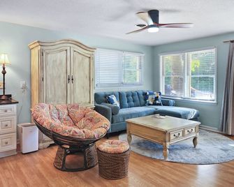 Keowee Adventures ~ Peaceful Lakefront Home on Keowee ~ 7 Miles from Clemson! - Seneca - Obývací pokoj