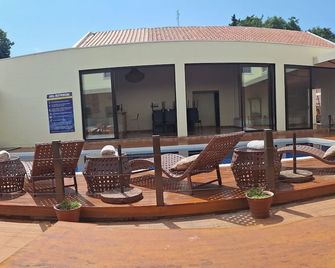 Tacuru Hotel & Spa - Salto del Guairá - Patio