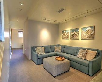 Modern Industrial Condo w/Spectacular Sopris Views - Carbondale - Soggiorno