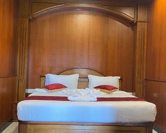 Lakefront Home Hotel - Ooty - Bedroom