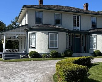 The Poplars Suite 1827: A Historic Stay - Cobourg - Edificio