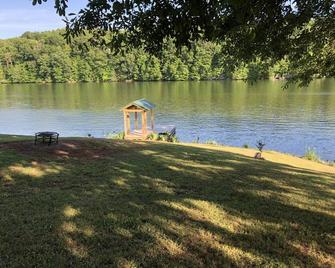 South Holston LAKE FRONT area for camping, has water from hose only. No hookups. - Abingdon