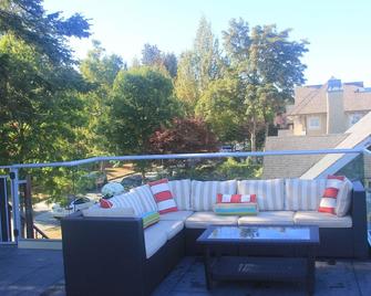 Luxurious Brand-New 2-BR Point Grey Laneway House with Balconies and View - Vancouver - Varanda