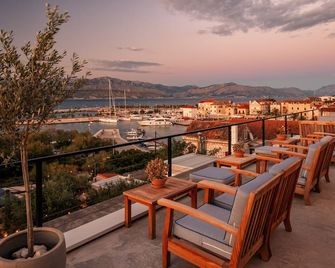 هوتل أوسام - سوبيتار - شرفة