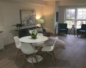 5 minutes from the lake! Brand new condo at Jackson's Point, Georgina - Georgina - Dining room