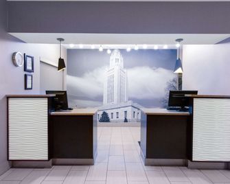 La Quinta Inn by Wyndham Lincoln - לינקולן - דלפק קבלה