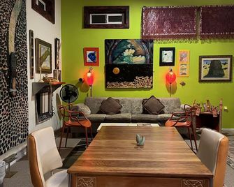 Space Castle: A 1950s Gas Station Transformed Into An Art Themed Wonderland - Truth or Consequences - Essbereich