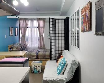 Cozy studio condo unit with amazing city view - Quezon City - Living room