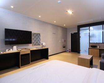 Yeongduk Six Hotel - Yeongdeok
