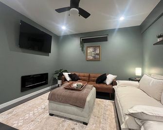 Charming Eastham Guesthouse - Charlottesville - Living room