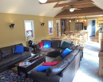 Farmhouse; 2 Miles to Stratton Mtn.; 4 bedrooms, 3 bathrooms; Winter Season opt - Jamaica - Living room