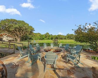 2 houses/5+bedrooms! Party Barn with games! Stocked Pond! On 5 acers-Sleeps 17 - Columbus - Patio