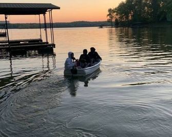 Beautiful Waterfront with Dock Firepit Hot tub - Cadiz