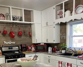 Vintage Farmhouse with Parking! Family Friendly, Fenced Yard - Ottumwa - Keuken