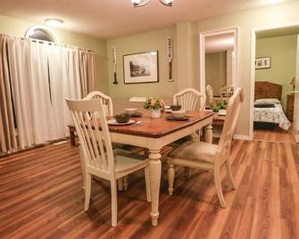 Riverfront Cottages - Wasaga Beach - Dining room
