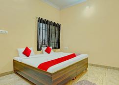 Spot On 804556 Hotel Diamond Inn - Raipur - Soveværelse