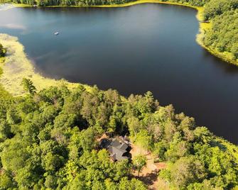 Brand new lake house on private lake - Deerwood