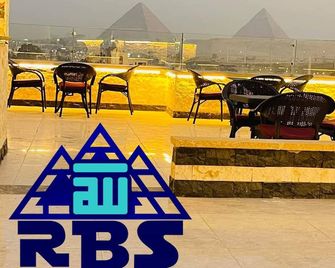 King tout pyramid - Giza - Building