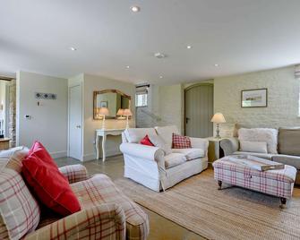 Dog friendly Cotswold cottage with a relaxing hot tub - Ivy Cottage - Faringdon - Living room
